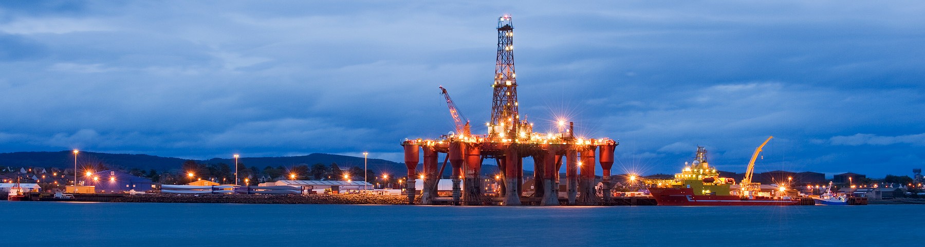 Oil_rigs_North_Sea_oil_Scotland_UK-e1404116581827